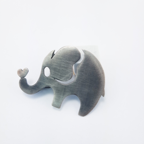 Broszka słoń z serduszkiem na szczęście